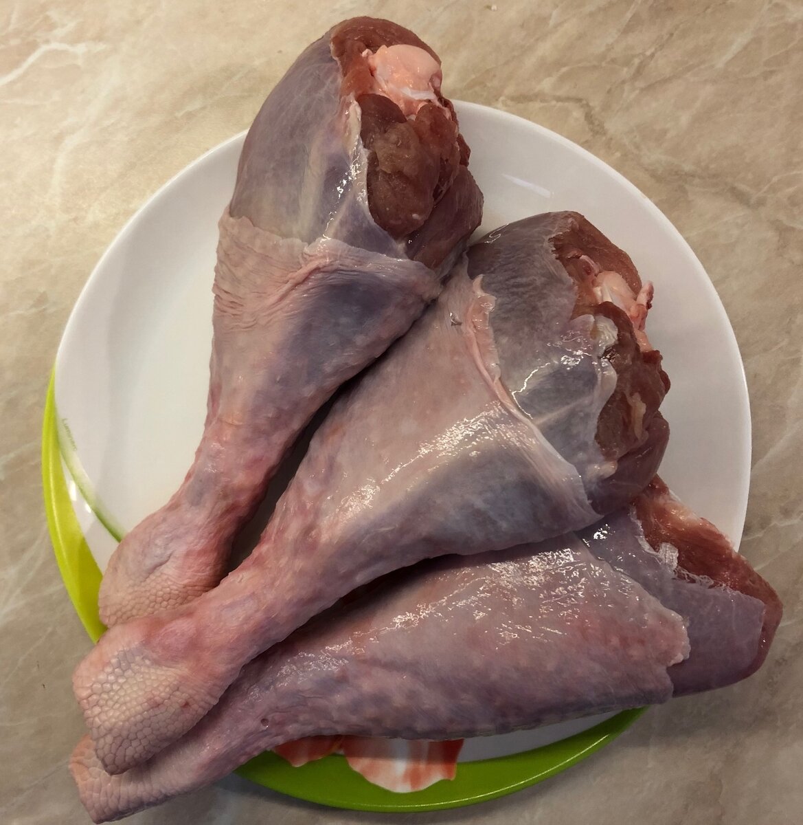 Размораживаете и тщательно промываете голени индейки. Я взял небольшие в среднем по 450 грамм каждая.