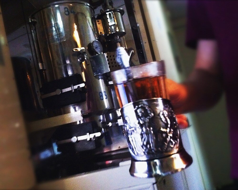 кипятильник титан вагонный. горячая вода в поезде. самовар в вагоне. кипяток в поезде. кипятильник титан вагонный.