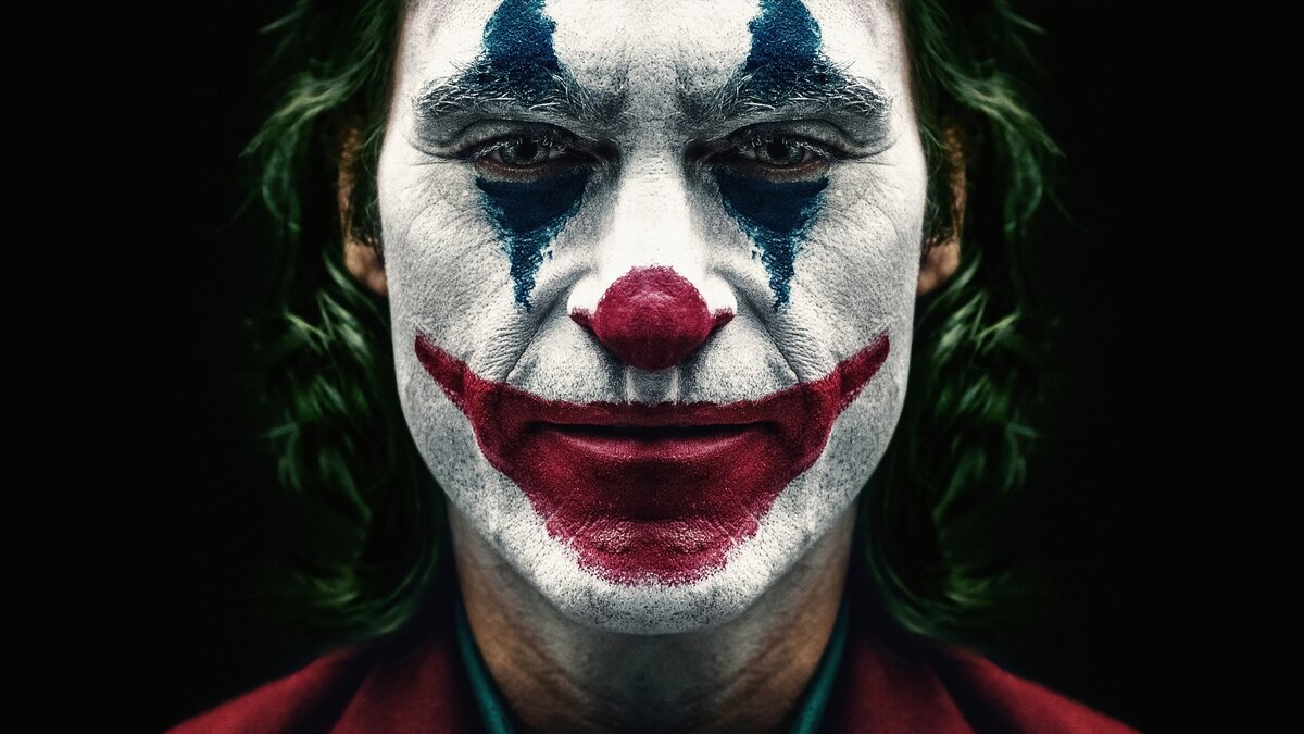 "Джо́кер" - американский психологический триллер режиссёра Тодда Филлипса по сценарию, написанному Филлипсом совместно со Скоттом Сильвером. Главную роль исполняет Хоакин Феникс. Сюжет фильма представляет собой версию истории происхождения суперзлодея Джокера, одного из ключевых антагонистов Бэтмена в комиксах компании DC Comics.