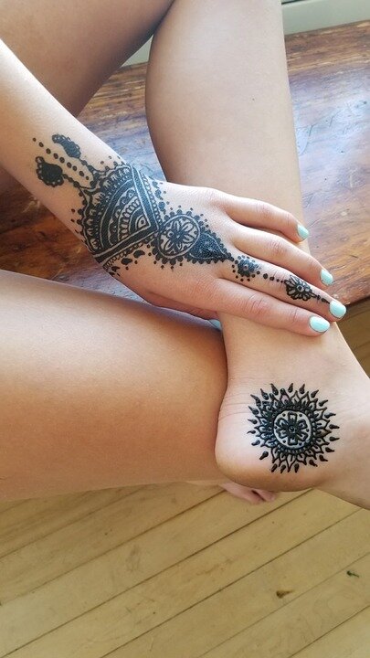 https://cdn.pixabay.com/photo/2017/07/28/15/54/henna-tattoos-2549026_960_720.jpg
