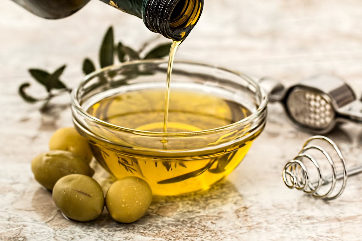 https://images.pexels.com/photos/33783/olive-oil-salad-dressing-cooking-olive.jpg?auto=compress&cs=tinysrgb&dpr=2&h=650&w=940