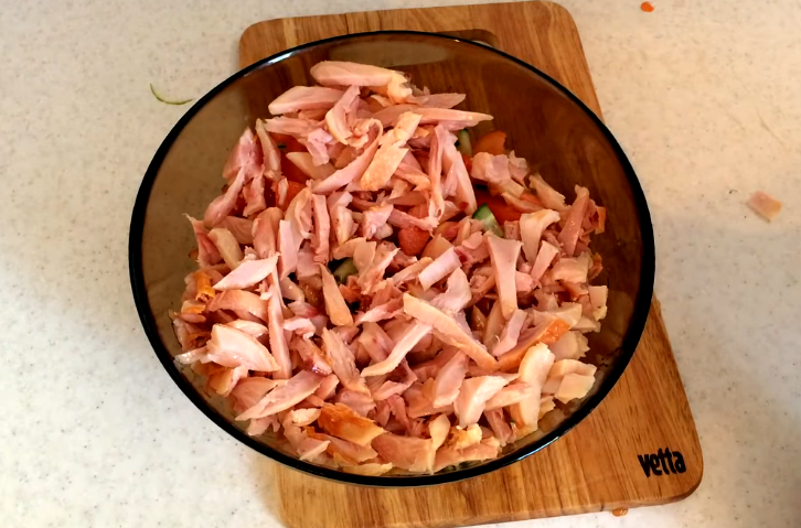 Очень вкусный и простой в приготовлении салат "Копчёная соломка"