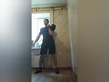 Вариант с наиболее активным включением в работу бедра и более мощным толчком (разгоном) гири.