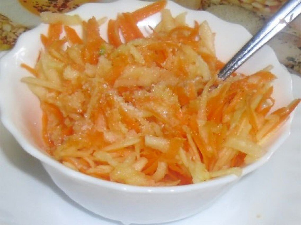 Тертая морковка на мелкую тёрку с яблоком и сахаром.
