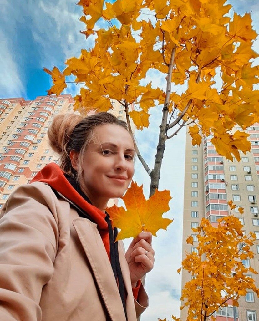 Ольга Агибалова и их дом на фоне.  Источник фото: instagram