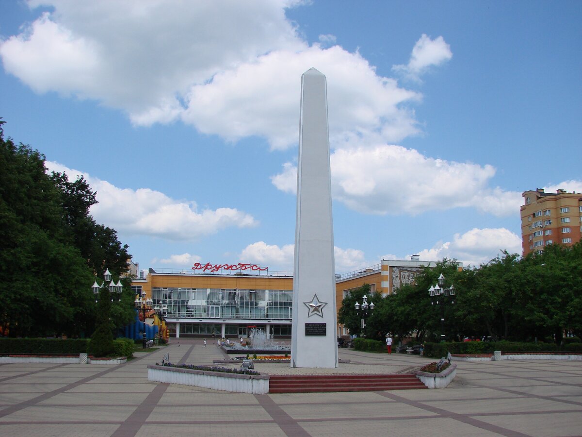 Культурно-творческий центр "Дружба" находится на ул. Чехова, дом 45. Перед ним - фонтан, далее - обелиск, воздвигнутый "в честь 25 летия годовщины Победы над фашизмом" (так на табличке).  