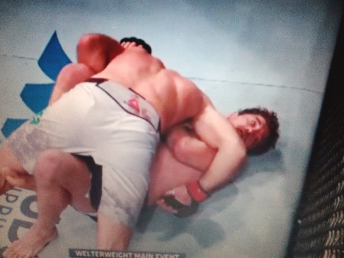 Тот момент ,когда Бену Аскрену подсказали.сколько осталось до конца встречи.