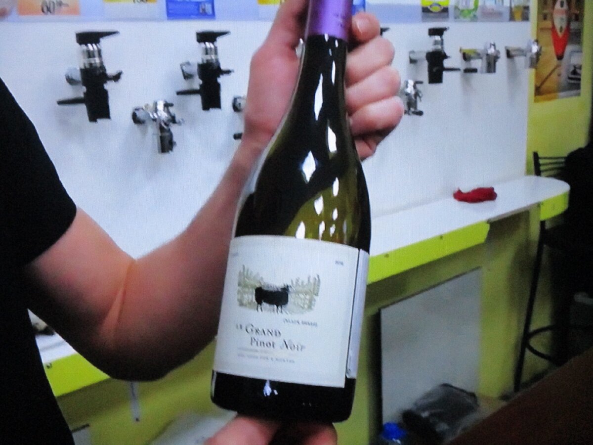 в бутылке натуральное сухое вино