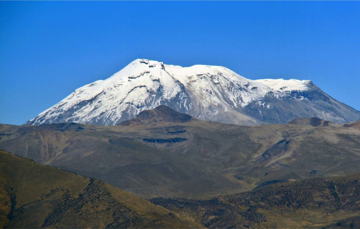 Гора Ампато (первоисточник https://www.bing.com/images/results.aspx?q=ampatou)