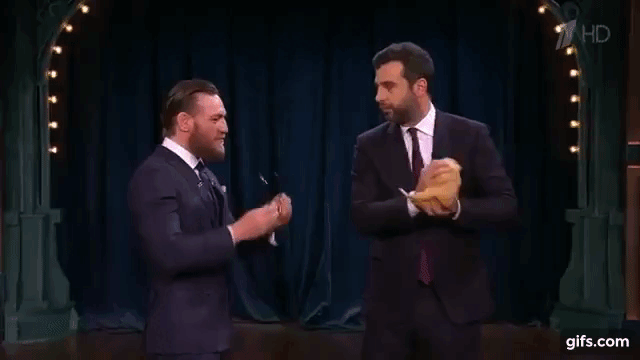 Конор смотрит на морскую свинку.