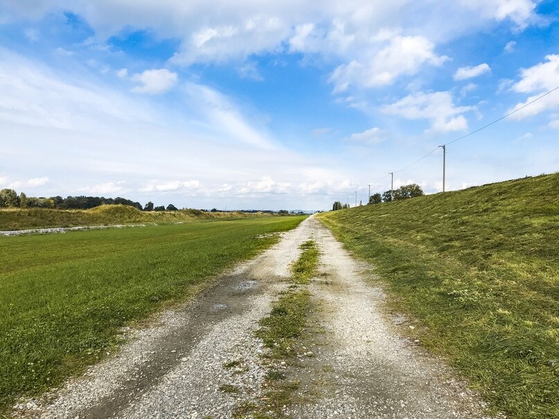 Гравийная дорога вдоль набережной Рейна