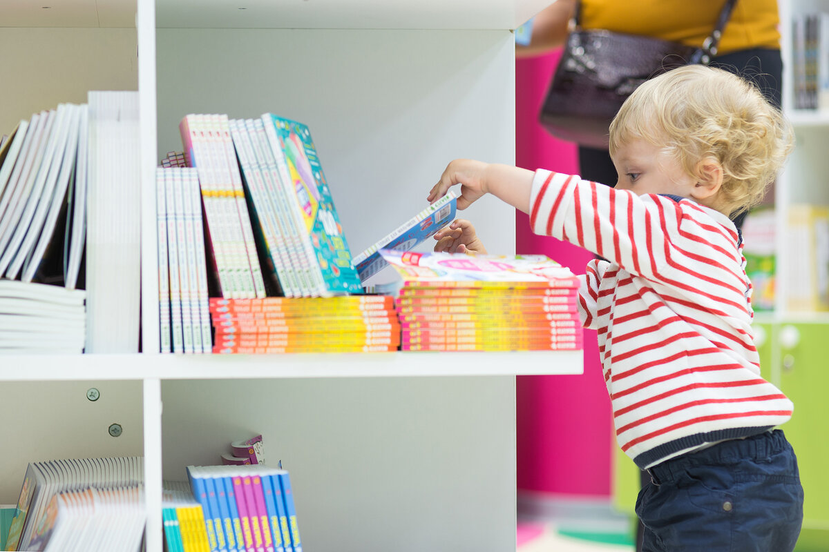 Даже самых маленьких малышей стоит брать с собой в книжный!