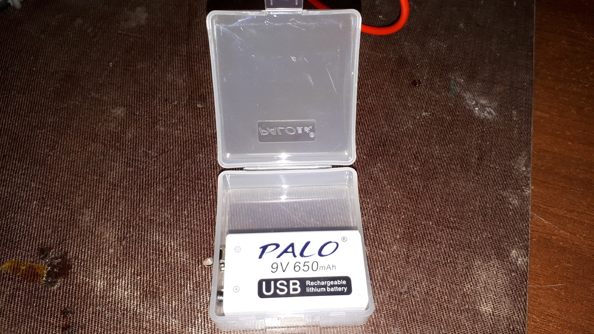 Заряжаемая крона 9 вольт.