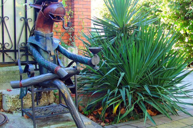 Если не жалко, положите коню монетку на удачу) 