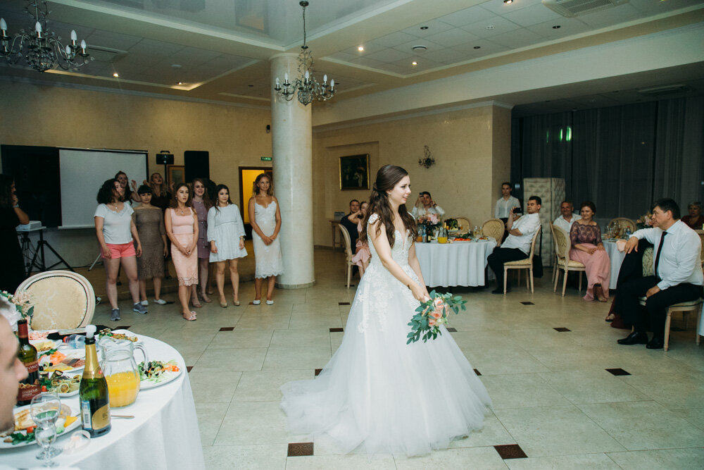 Невеста бросает букет