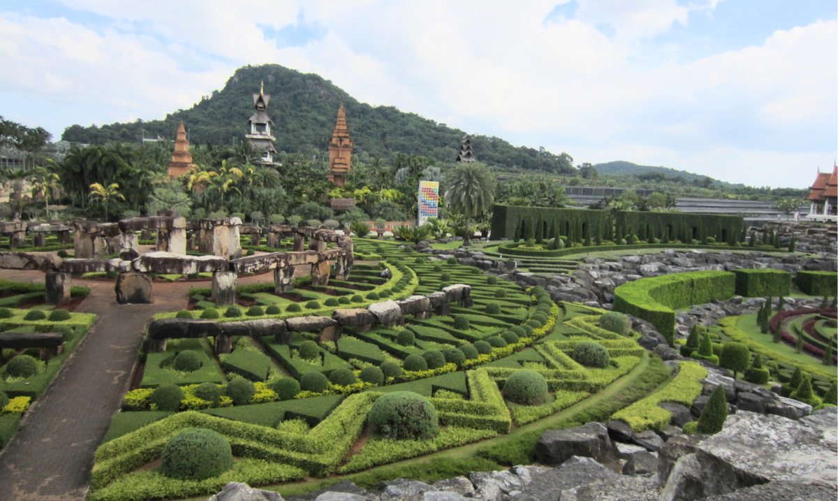 Стоунхендж в парке Нонг Нуч окружён подобием Версальского парка