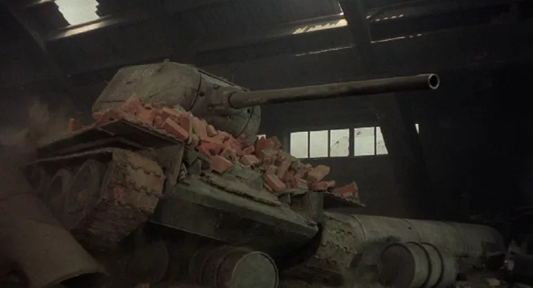 "Железный крест", 1977.  Прорвавшийся сквозь здание советский танк ведет огонь по отступающим в тоннель гитлеровцам 
"Просто - батальные сцены"