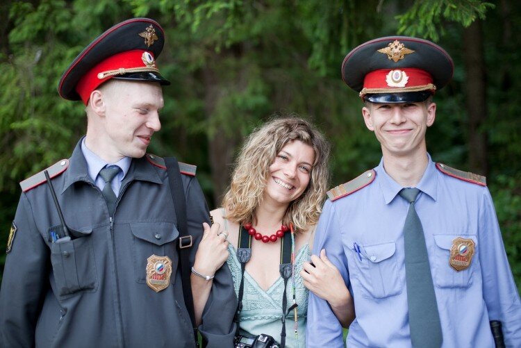 Полицейский понятой. Полицейский улыбается. Полицейский смеется. Мент. Русский мент.