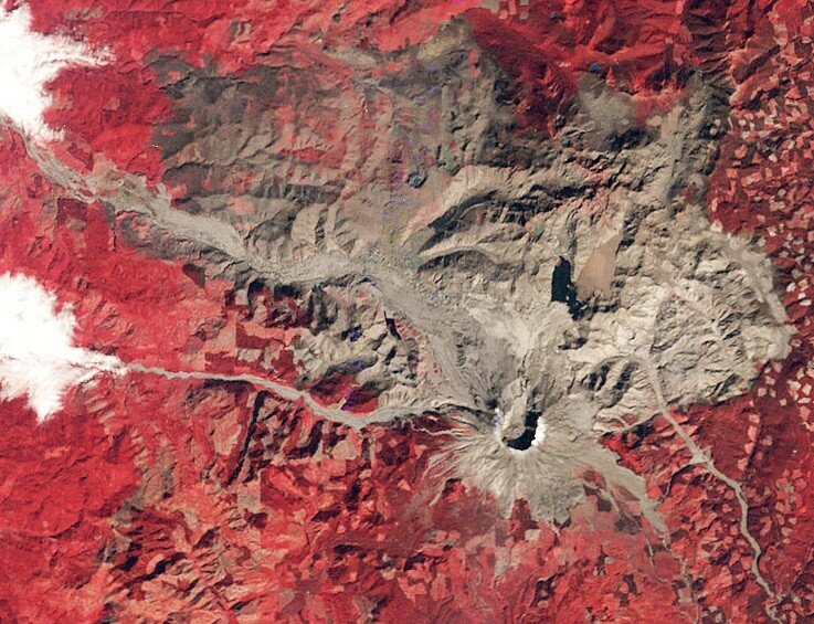Космический снимок вулкана Сент-Хеленс и его окрестностей вскоре после его извержения в 1980 году
