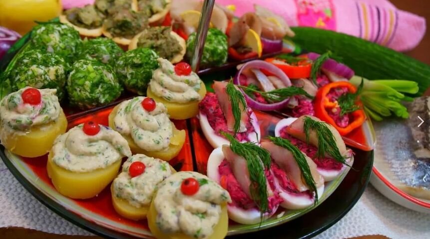 Фаршированные селедкой картофель и яйца