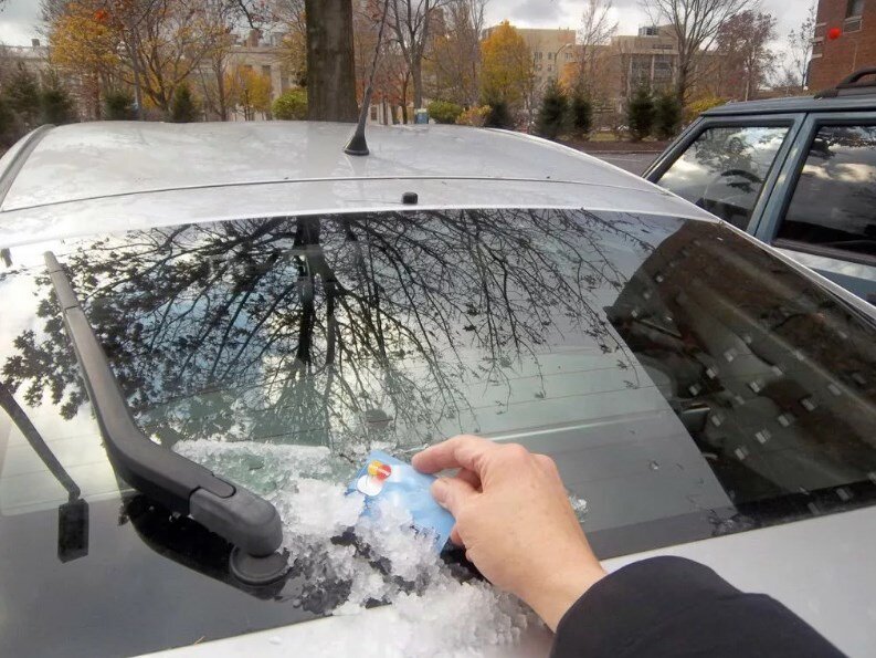 Как разморозить стёкла автомобиля своими руками?