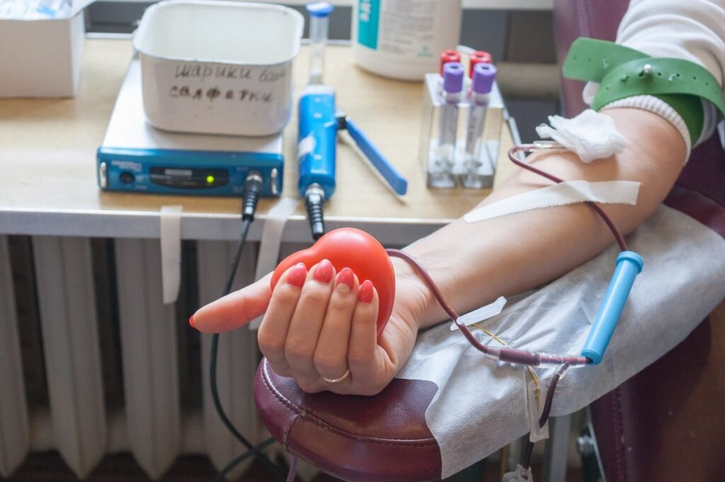 Добровольные доноры. Переливание крови донор. Гемотрансфузия донорство. Переливание крови от донора.