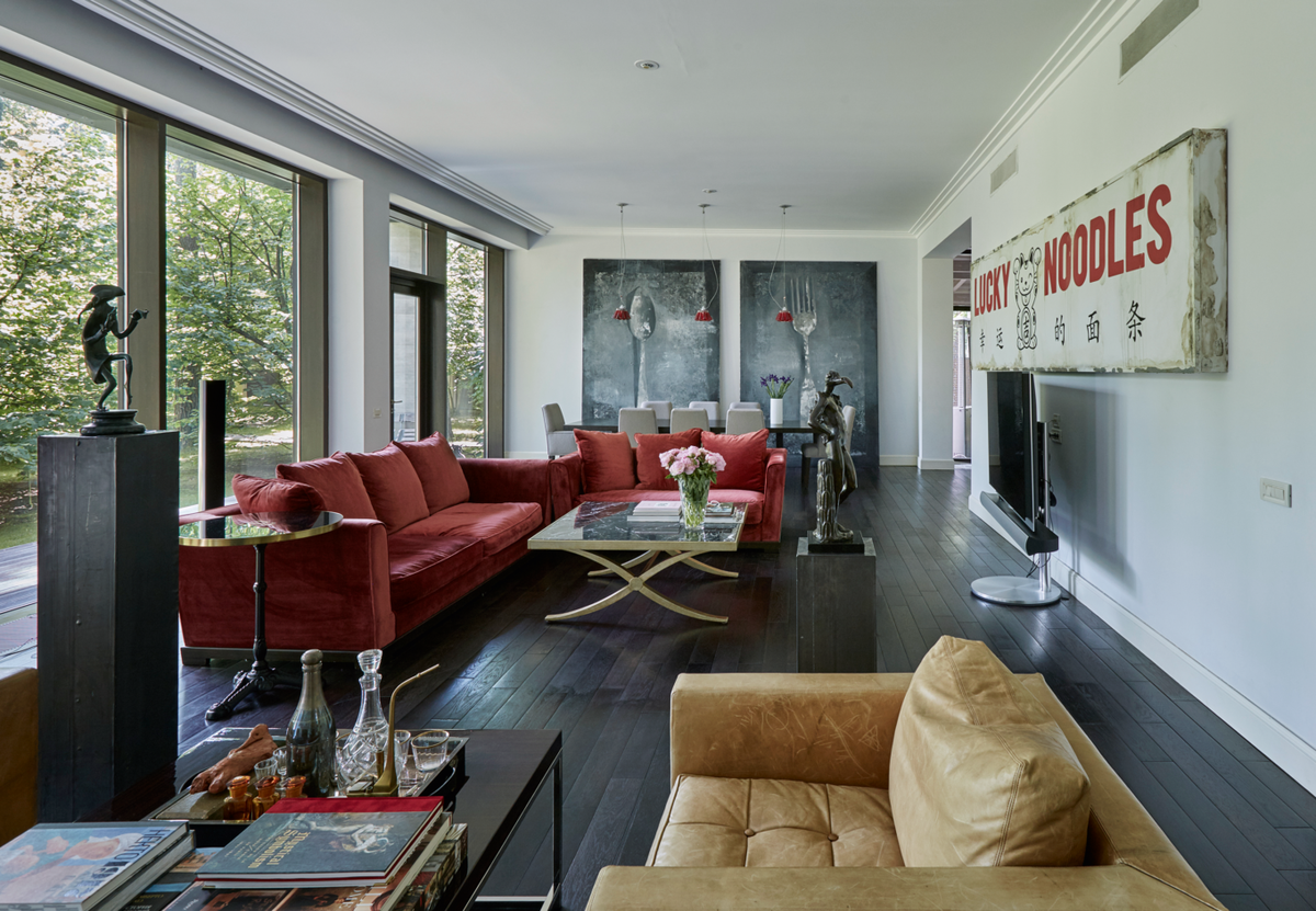 В ГОСТИНОЙ: ТЕЛЕВИЗОР, BANG & OLUFSEN; ВЫВЕСКА ЛАПШИЧНОЙ LUCKY NOODLES, ЧТО БЫЛА НАД БАРОМ «МЕНДЕЛЕЕВ».