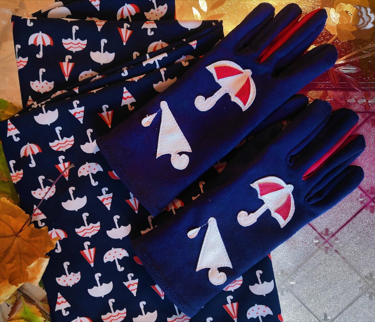 Перчатки из искусственной замши и шарф.