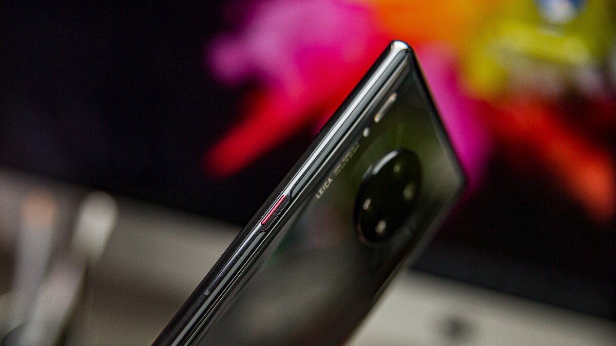 Аппарат собран без участия американских комплектующих (модулей Bluetooth и Wi-Fi от Broadcom, аудиочипов и т.п.). Зато в нем есть компоненты японского производителя Murata и тайваньского MediaTek