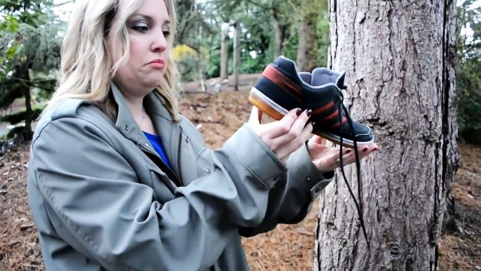  Вставляем в обувь бутылку дном