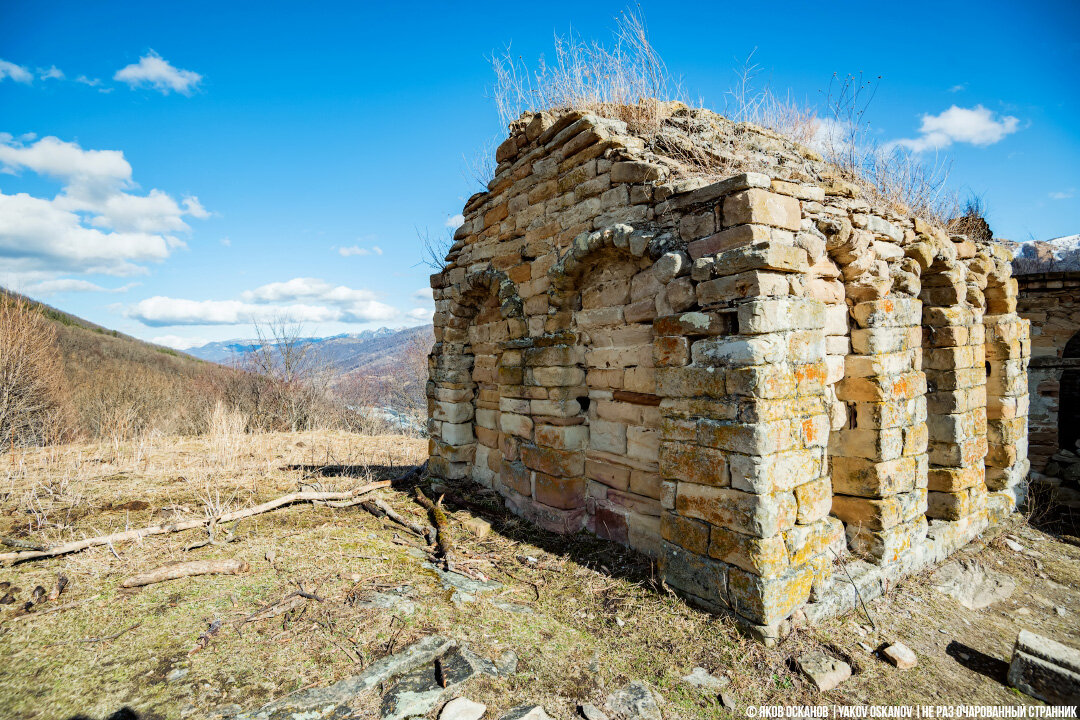 Почему один из старейших в России храмов отдали на растерзание вандалам