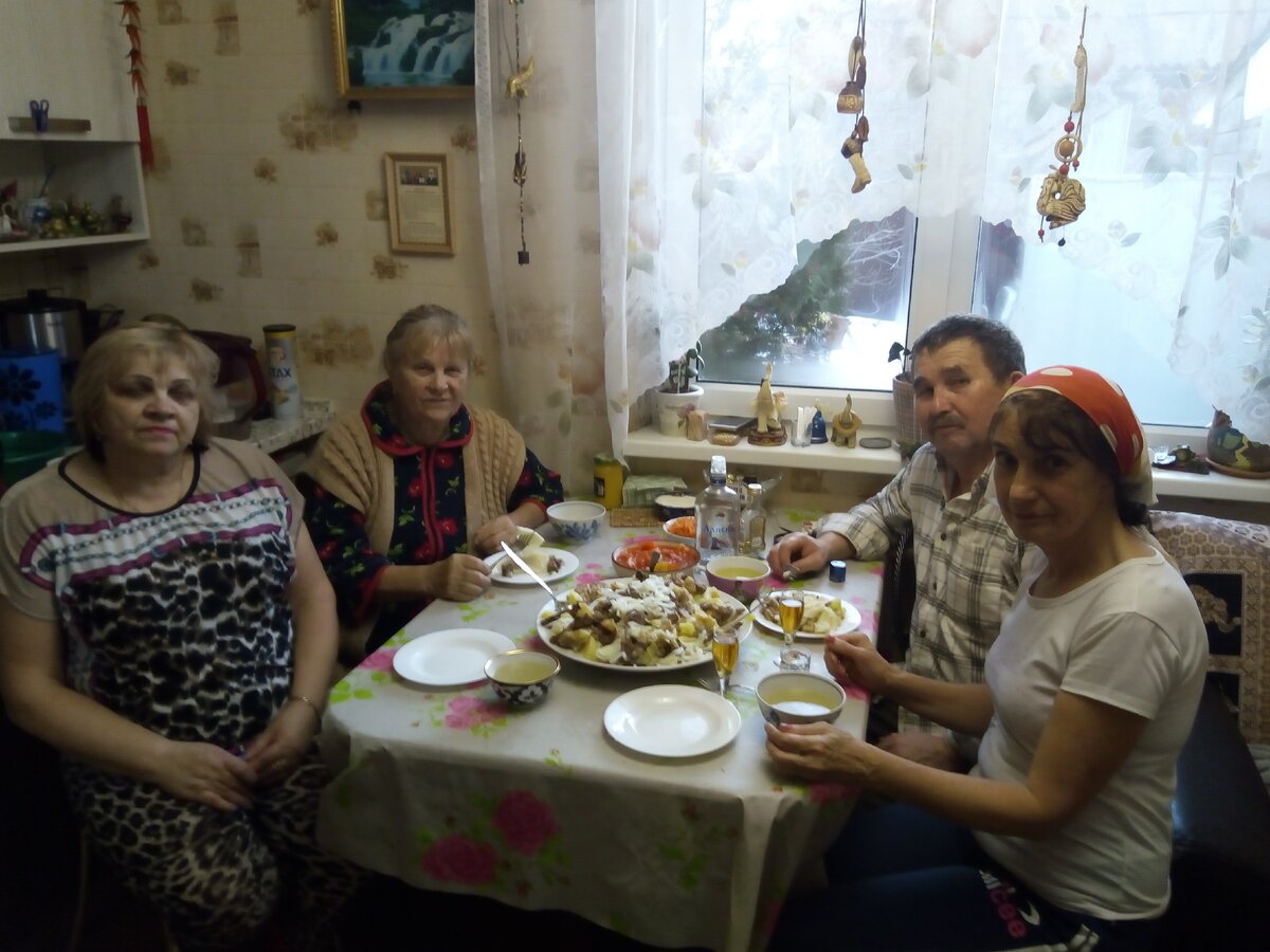 Здесь не дошло еще до чая - бешбармак лишь подали к столу. Но густой и ароматный чай Джамба  уже томится  .... 