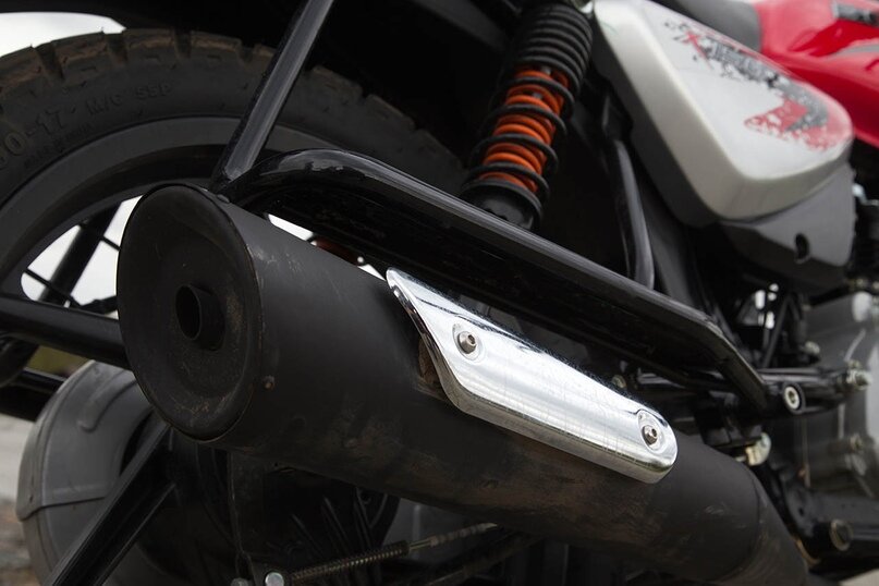 ВЫХЛОП. Чёрная труба, покрытая матовой краской, быстро пачкается, и отмыть её очень непросто. Появляющиеся царапинки и сколы на нём самостоятельно покрываются защитным слоем оксида железа, именуемого в народе ржавчиной.