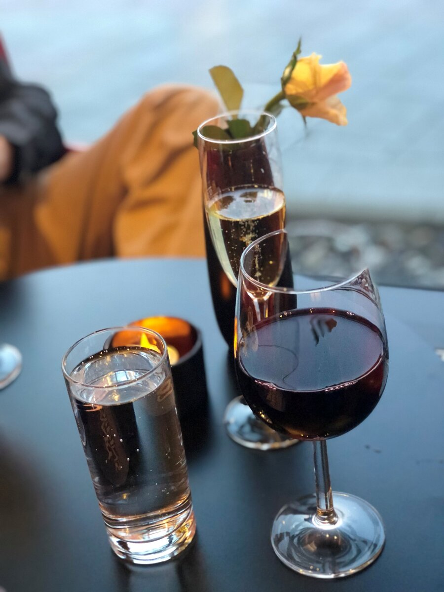 Местных всегда удивляет, когда я заказываю в баре не водку, а примерно такой набор. Фото автора.