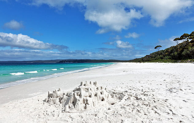 Хьямс — пляж с самым белым песком в мире, и не потому что мы так сказали. Это подтверждает его статус мирового рекорда Гиннеса. Кроме того, в его окружающих бирюзовых водах можно увидеть дельфинов и китов. Это безупречное место, куда можно сбежать от большого города и серферов, которые заполняют большинство австралийских пляжей.