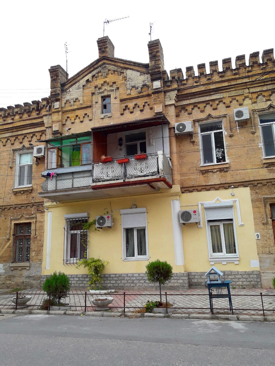 Столетний храм из желтого ракушечника и первая городская столовая в  Евпатории (Крым), прогулка по Старому городу продолжается | Под зонтиком |  Дзен