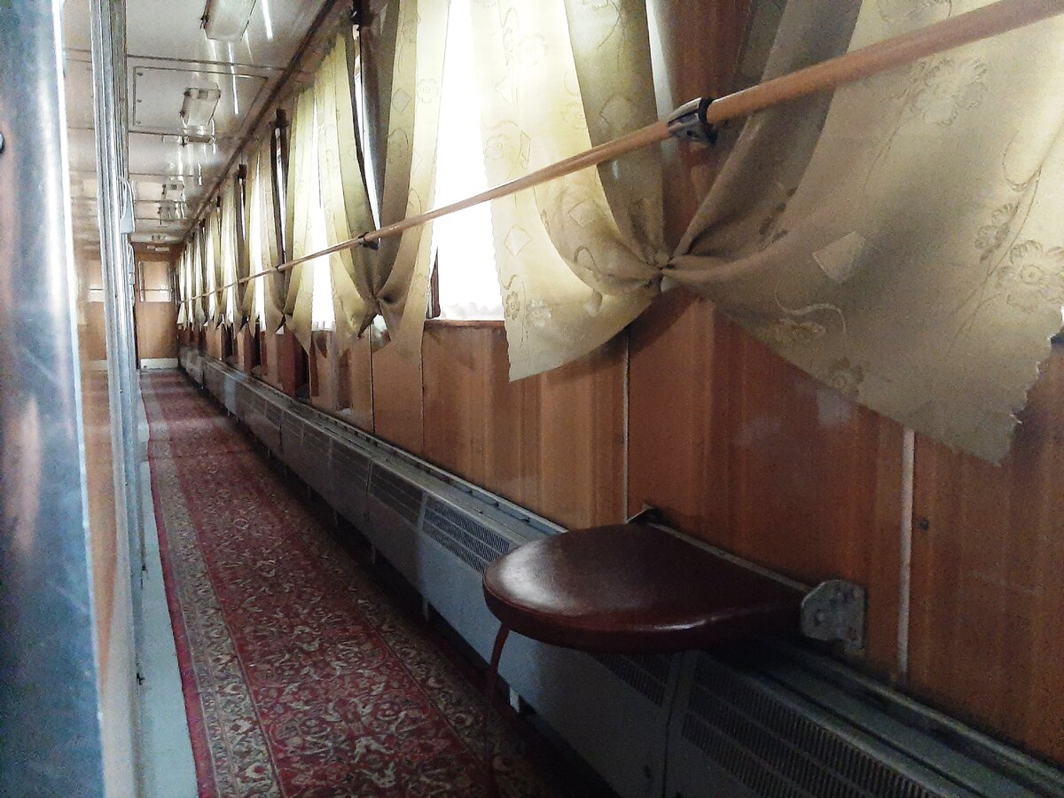 В купе железнодорожного вагона имеется два противоположных дивана по 5 мест