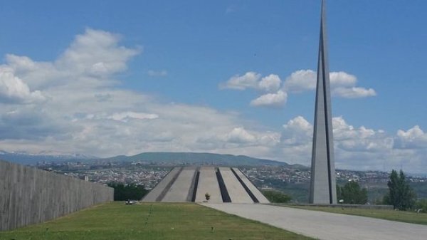 Мемориальный комплекс Геноцида армян "Цицернакаберд" в Ереване