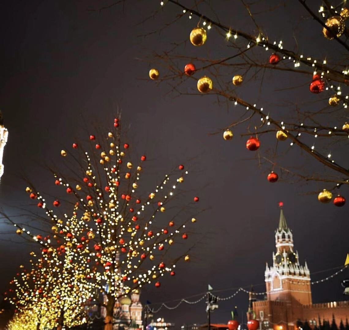 Фото новогодней москвы. Рождественская Новогодняя Москва Москва. Самые красивые новогодние места в Москве. Красивые улицы Москвы в новый год. Новогоднее убранство Москвы.