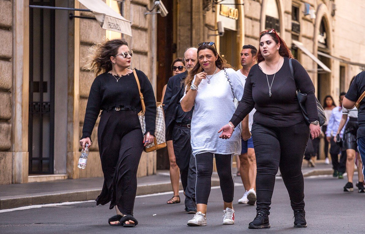 Источник фото: https://s30081629509.mirtesen.ru/blog/43643885875/Kak-odevayutsya-v-Italii-zharkim-letom