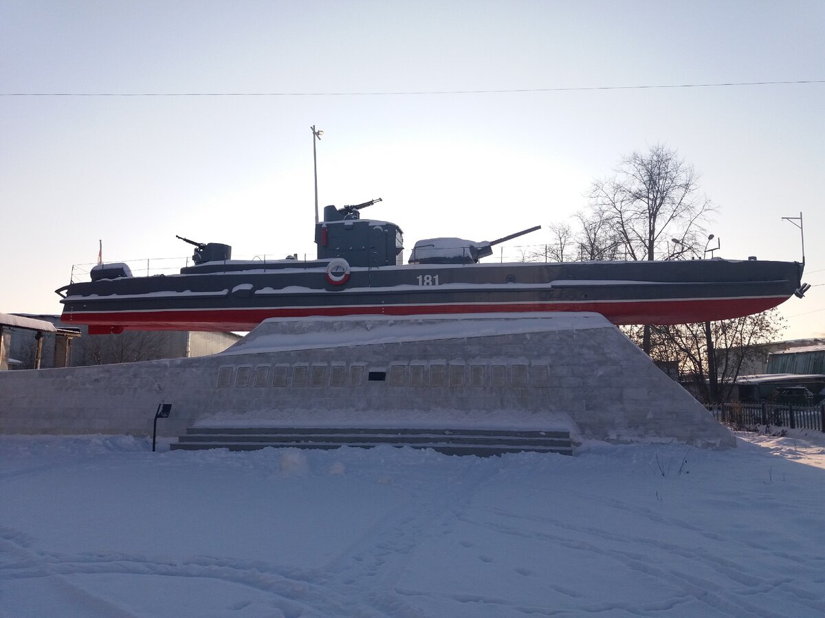 Бронекатер серии “АК-454” проекта 1125 на постаменте.  Пермь. Декабрь 2019 г. Фото Виктора Эфферта