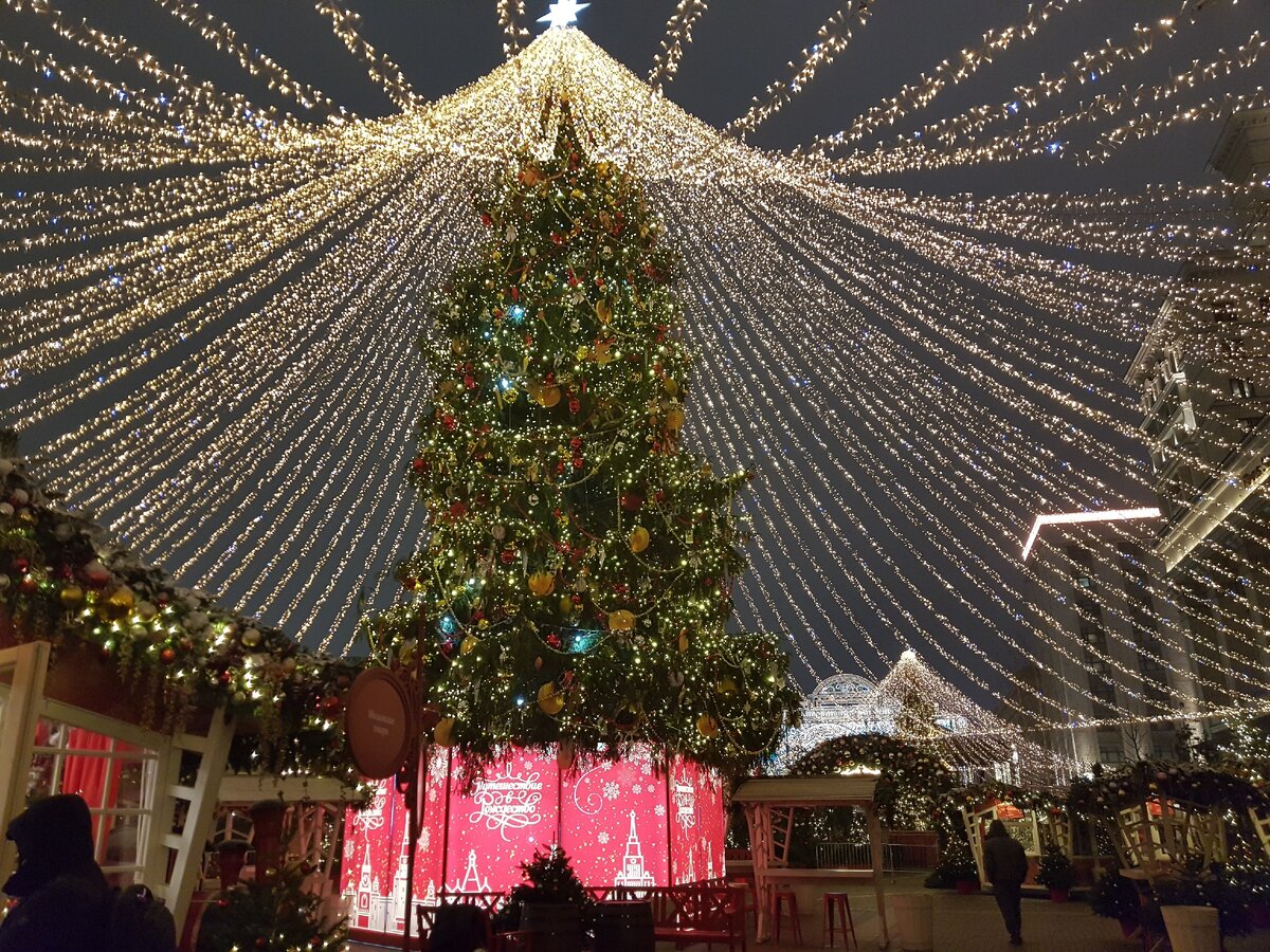 Путешествие в Рождество 2020. Фото автора. И даже ночью люди есть!