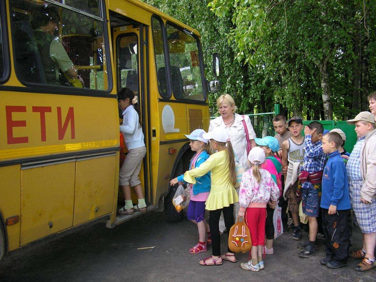 Дети в экскурсионном автобусе