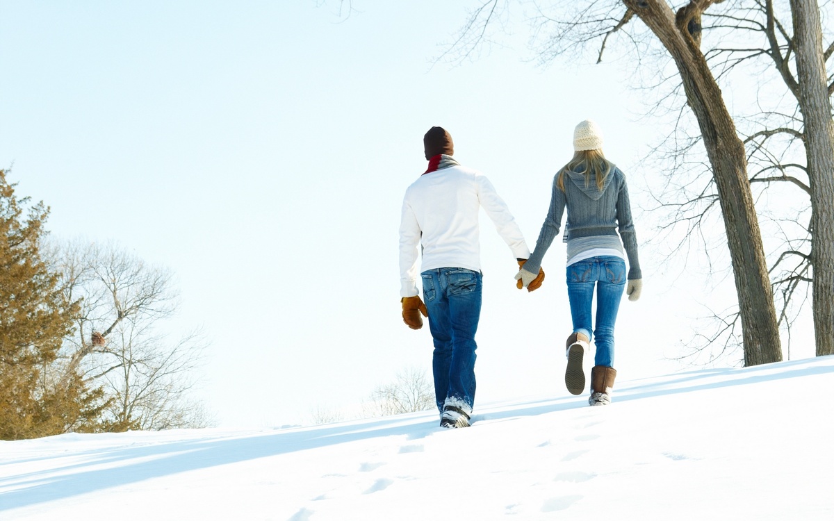 Пешая прогулка еще в 19-м веке считалась залогом хорошего настроения, а не только физического здоровья. Фото: images.wallpaperscraft.ru