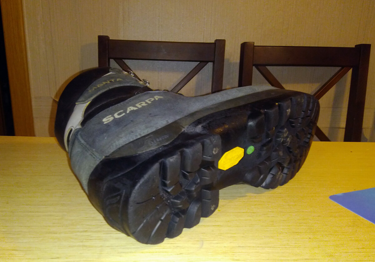 В основе подошвы Вибрам находится металлическая пластина, в таких ботинках можно легко стоять на кончиках пальцев!