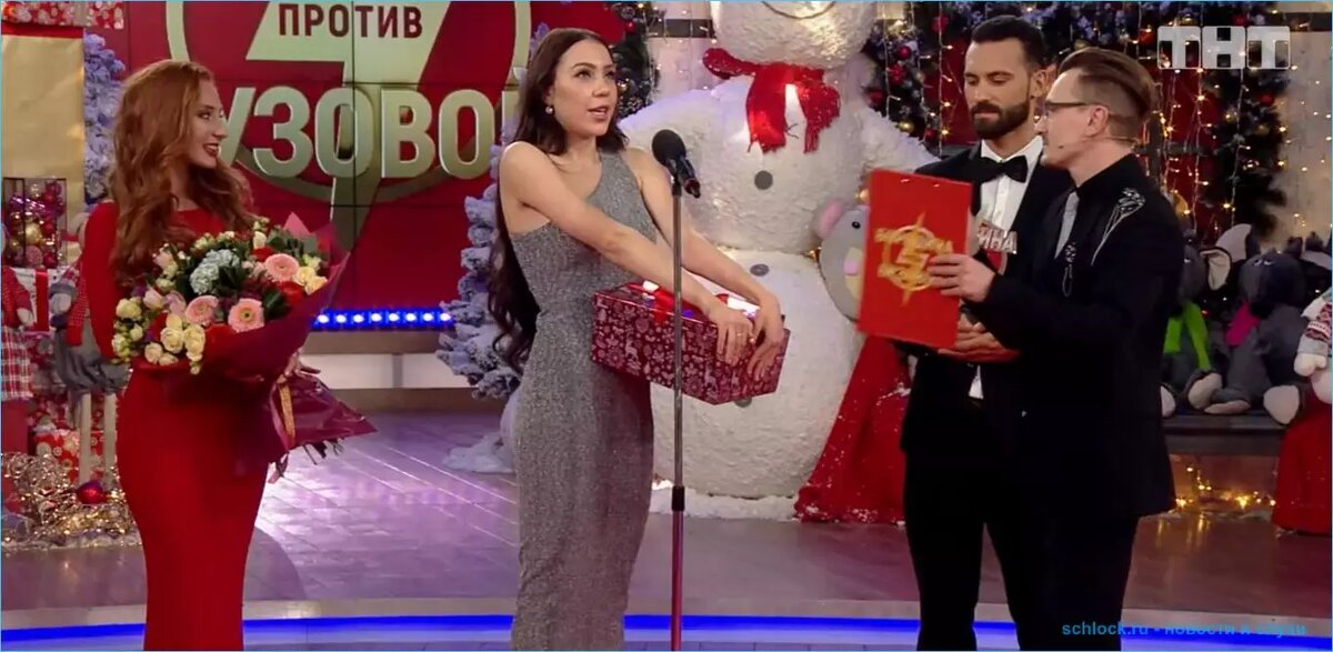  Продолжаем обсуждать на шлоке награждение главных героев телестройки, которым вручали новогодние подарки во время шоу "Бородина против Бузовой" 30.12.2019. На мой взгляд, Алёна Савкина получила незаслуженную награду на доме 2 - "Лидер года", без упоминания сферы, в которой лидирует эта участница. Влад Кадони скромно умолчал про достижения Савкиной и её последователей, как лидера, но всучил ей часы, намекнув, что Алёна будет теперь смотреть на стрелки, в ожидании следующего мужчины.

Многие зрители и читатели шлока считают, что младшая из Рапунцелей никакой не лидер и зря занимает плюшевый диван вип-дома, но троллинг руководства дома 2 легко прослеживается в этой номинации. Скорость, с которой Алёна забеременела и после декрета заняла собственный угол на проекте, просто потрясающая. Она лидирует по количеству негативных комментариев в сети и числу неудачных романов за короткий срок. В то же время Савкина получила больше всего бонусов от руководства реалити-шоу: новый бюст, нос, виниры, зарплата для бабушки и оплата частых перелетов во Владивосток и обратно, возвращение Яббарова - тоже её заслуга.
Но часики тикают, время вышло... всему хорошему приходит конец. Какое чудо может спасти Савкину от ухода за периметр?
 