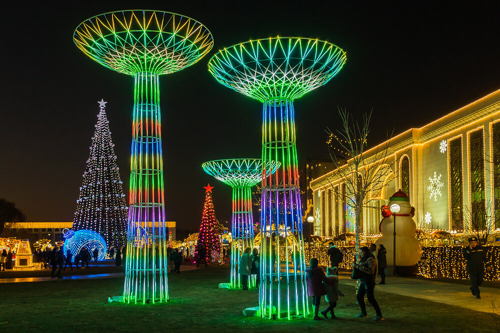 Елка у отеля Hayatt Regency. Фото Андрея Кудряшова, «Фергана»