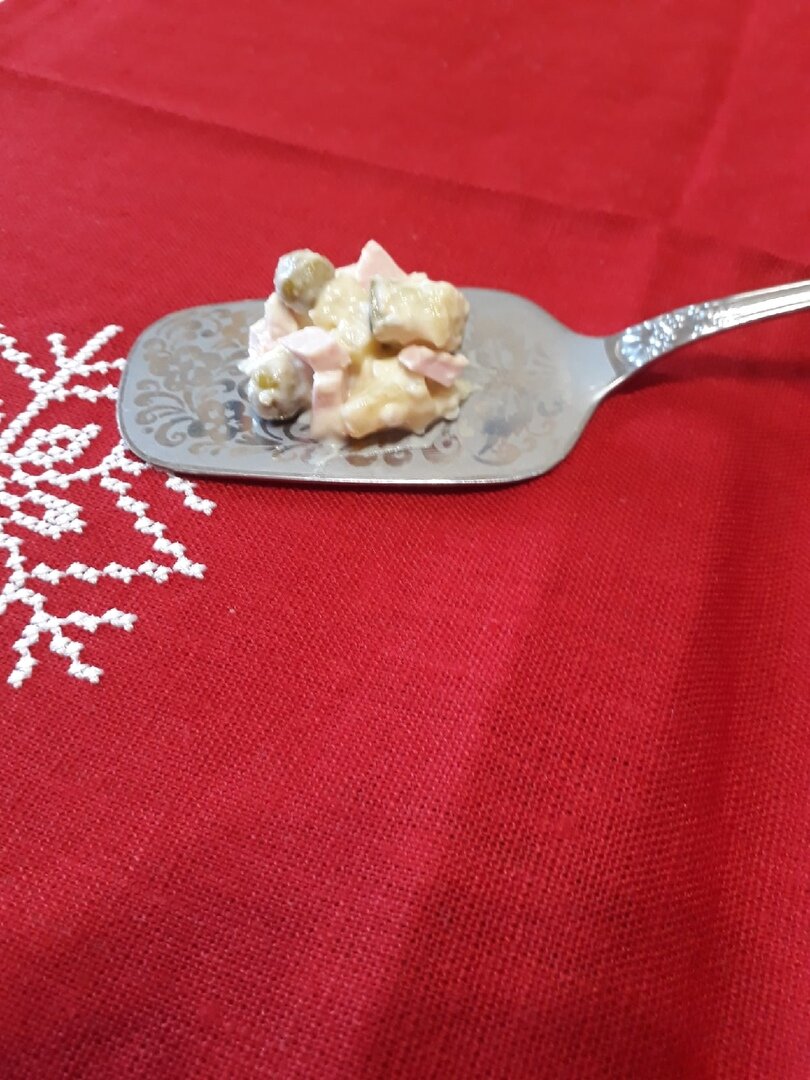 Фото телефоном в предпраздничной суете. По телевизионному совету Константина Ивлева я в этом году яичные белки для оливье натёрла на терке. Разницы особой не заметила.