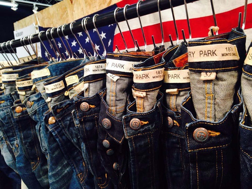 Кайфую в них – «Я люблю джинсы от Asbury Park Clothing Company. Это самые годные джинсы, которые у меня есть. Они такие легкие и крутые, а также сделаны в США. Отличная вещь – иметь пару джинсов, в которых вы можете делать все, что угодно».