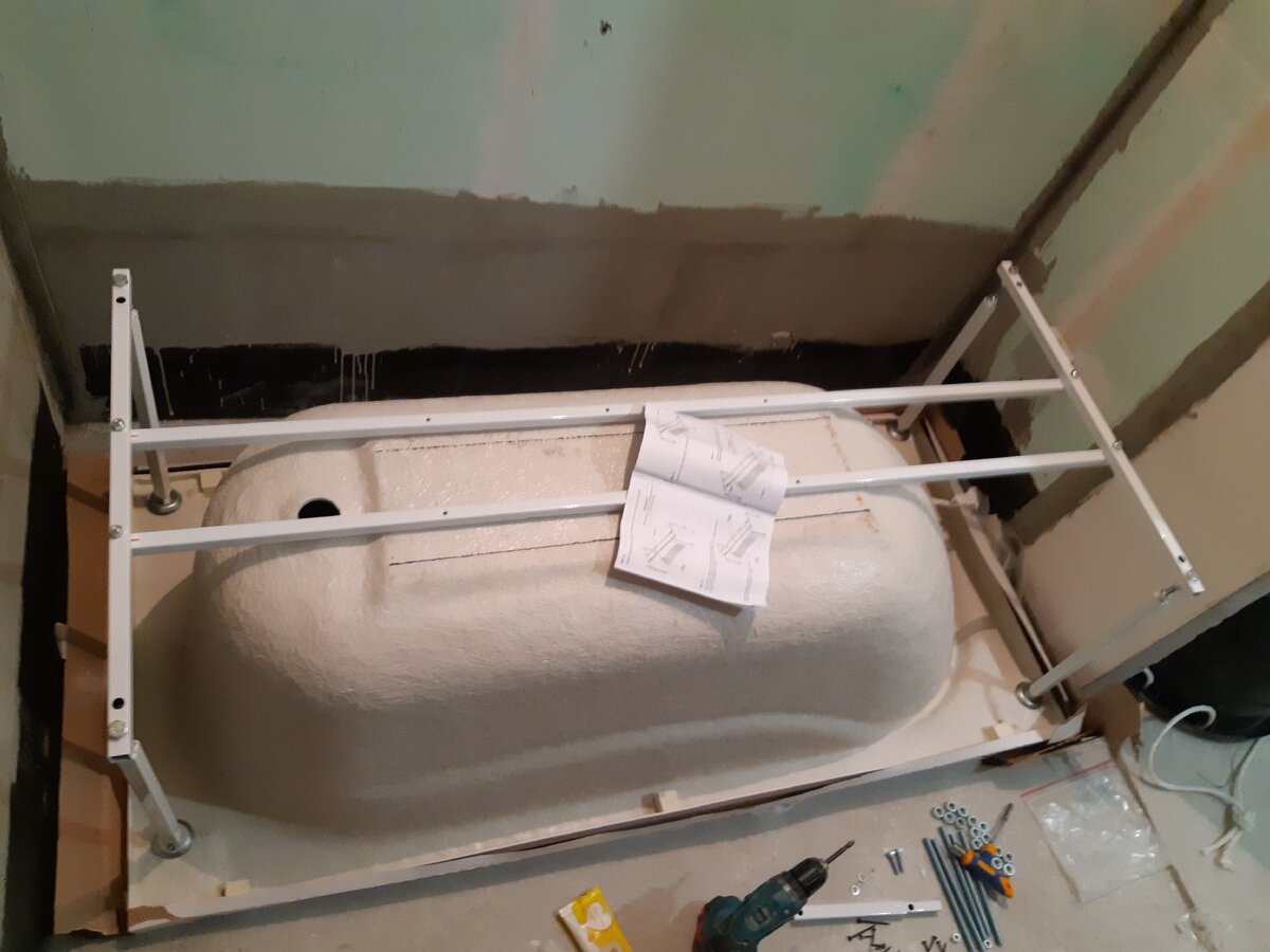 Акрилловая ванная очень легкая, с установкой можно справиться в одиночку.